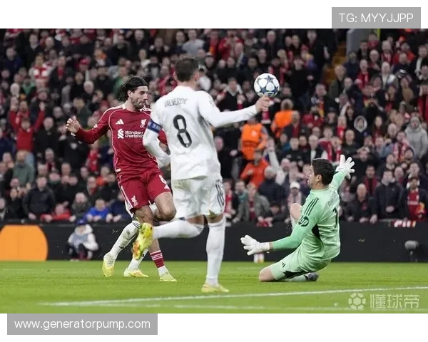 德里欧赛后高举欧冠MVP奖杯庆祝对利物浦的精彩表现与进球荣耀